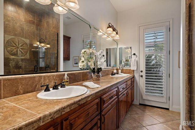 2502 Edingal Drive, Bakersfield, CA 93311