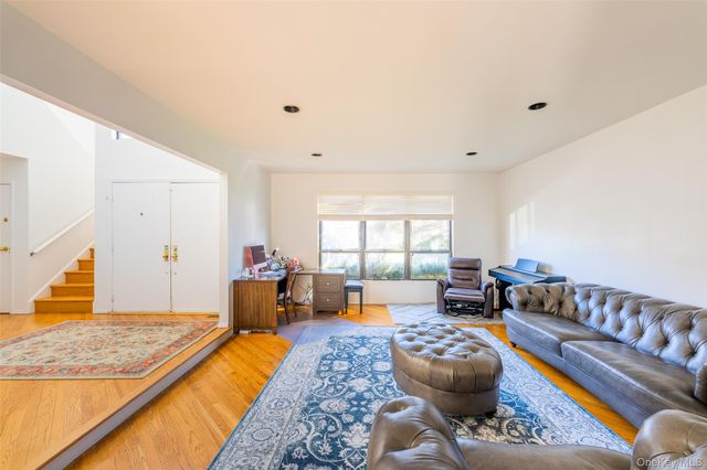 17 Princeton Drive, Syosset, NY 11791