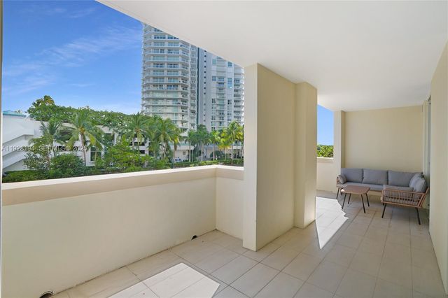 250 S Sunny Isles Blvd TH-207, Sunny Isles Beach, FL 33160