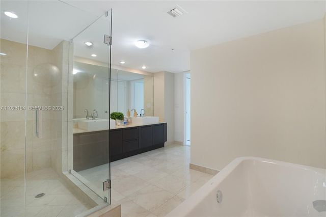 250 S Sunny Isles Blvd TH-207, Sunny Isles Beach, FL 33160