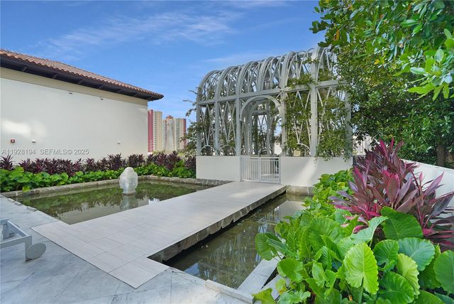 250 S Sunny Isles Blvd TH-207, Sunny Isles Beach, FL 33160