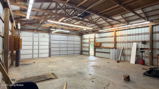 90 Meadow Vale Ct, Vine Grove, KY 40175