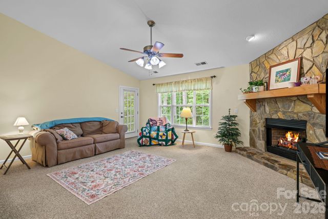 17 Coventry Circle E, Franklin, NC 28734