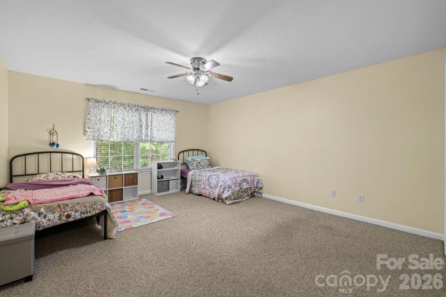 17 Coventry Circle E, Franklin, NC 28734