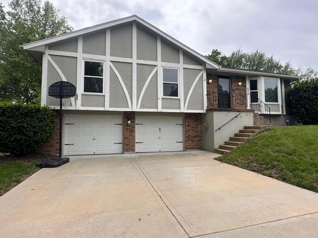 504 NE Stonewall Drive, Blue Springs, MO 64014