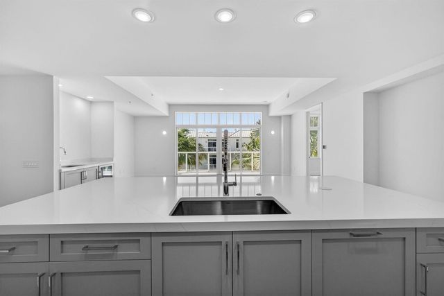 182 Lake Drive 5-301, Palm Beach Shores, FL 33404