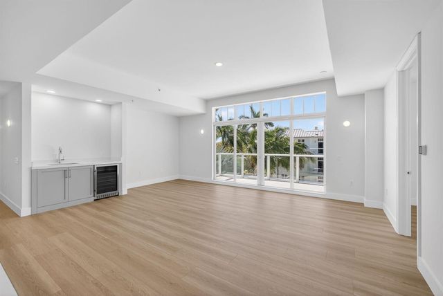 182 Lake Drive 5-301, Palm Beach Shores, FL 33404
