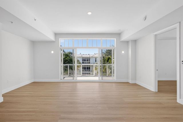 182 Lake Drive 5-301, Palm Beach Shores, FL 33404