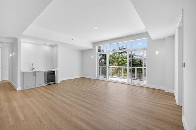 182 Lake Drive 5-301, Palm Beach Shores, FL 33404