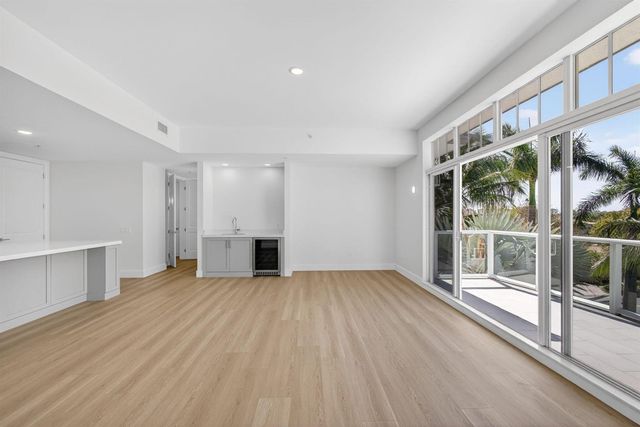 182 Lake Drive 5-301, Palm Beach Shores, FL 33404