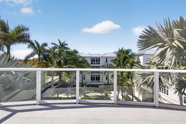 182 Lake Drive 5-301, Palm Beach Shores, FL 33404