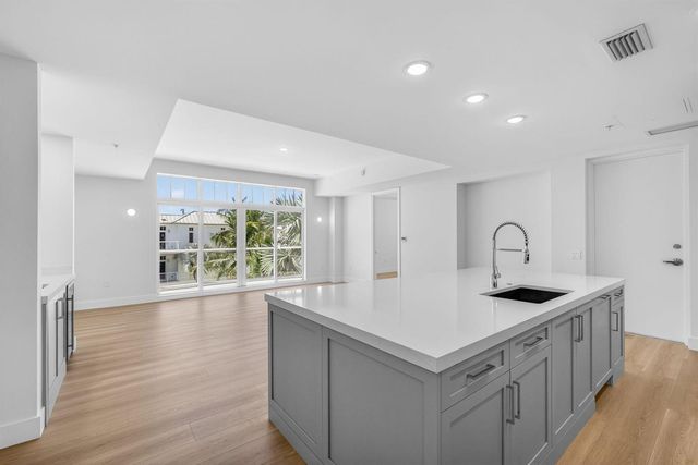 182 Lake Drive 5-301, Palm Beach Shores, FL 33404