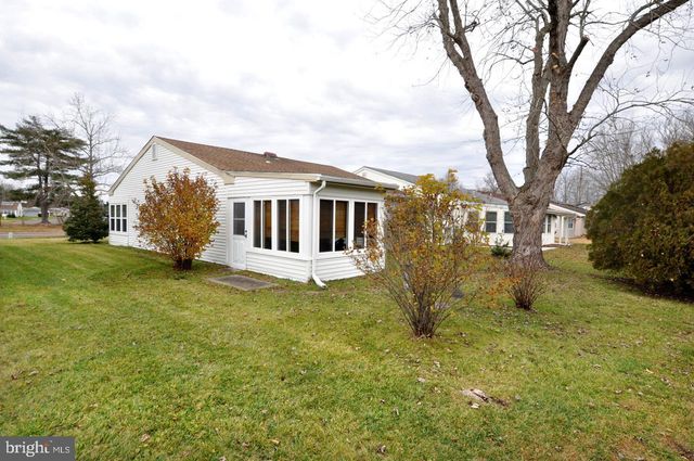 90 HUNTINGTON DR, Southampton, NJ 08088