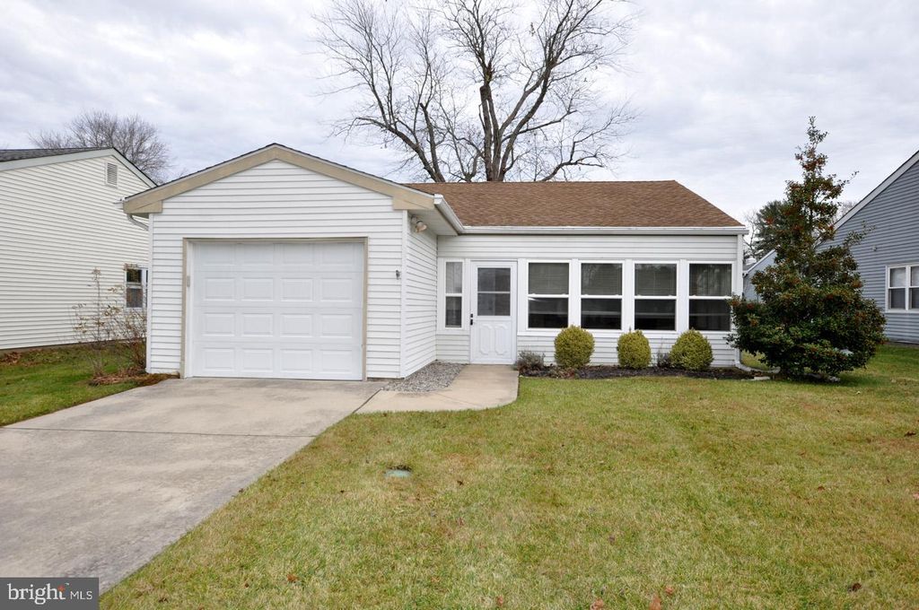 90 HUNTINGTON DR, Southampton, NJ 08088