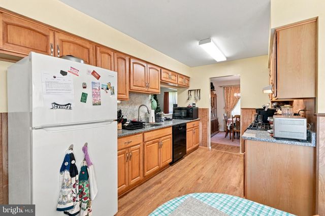 9 S LANCASTER LN, Newtown, PA 18940