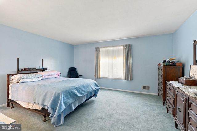 9 S LANCASTER LN, Newtown, PA 18940
