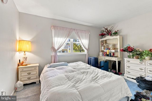 9 S LANCASTER LN, Newtown, PA 18940