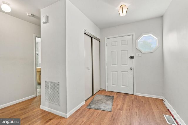 9 S LANCASTER LN, Newtown, PA 18940