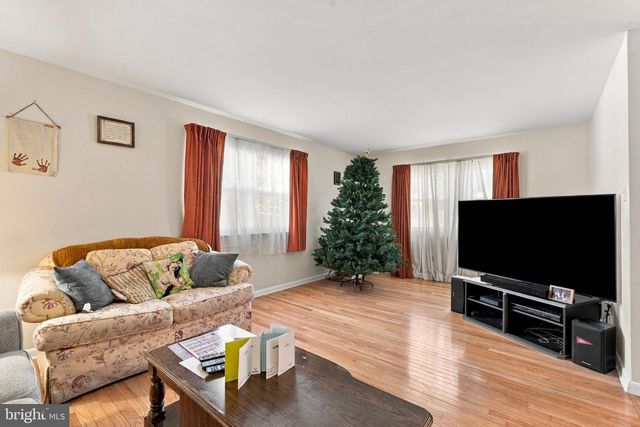 9 S LANCASTER LN, Newtown, PA 18940