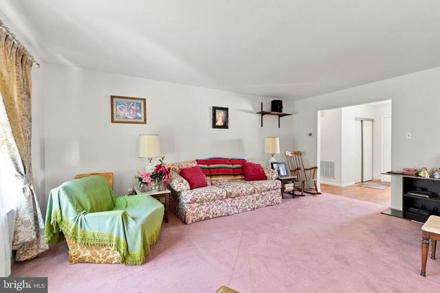 9 S LANCASTER LN, Newtown, PA 18940