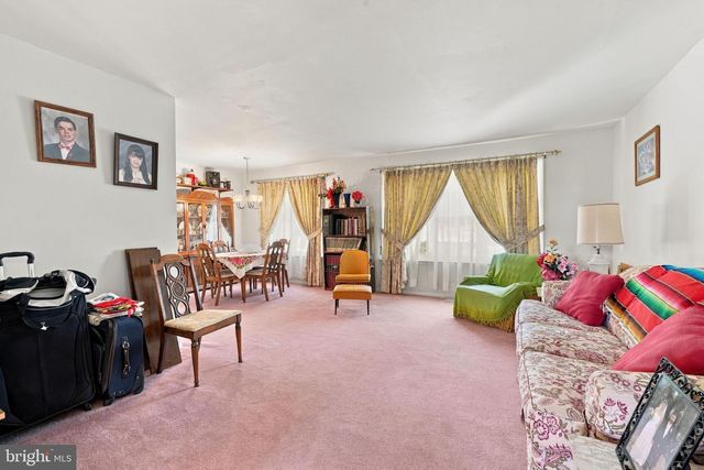 9 S LANCASTER LN, Newtown, PA 18940