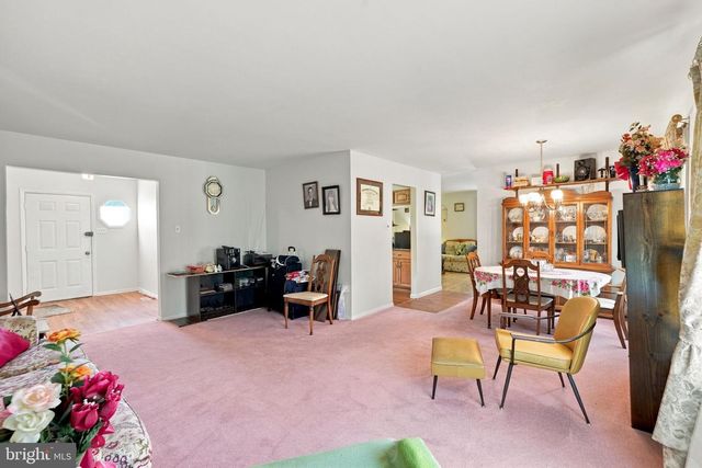 9 S LANCASTER LN, Newtown, PA 18940