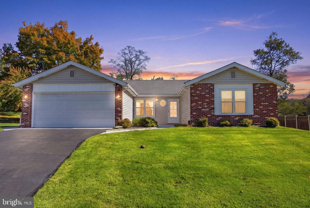 9 S LANCASTER LN, Newtown, PA 18940