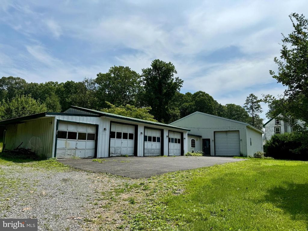 110 ORCHARD RD, Fleetwood, PA 19522