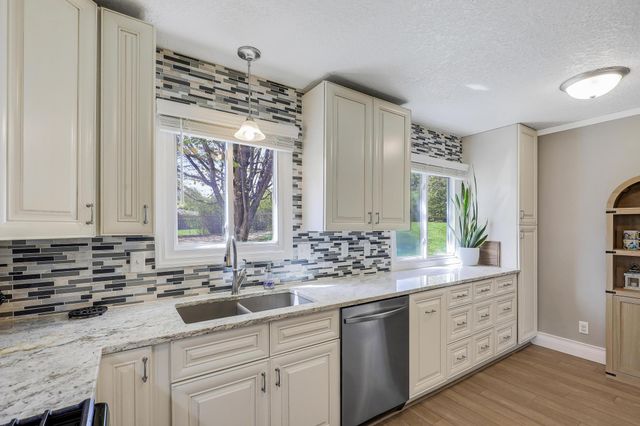 12125 50th Avenue N, Plymouth, MN 55442