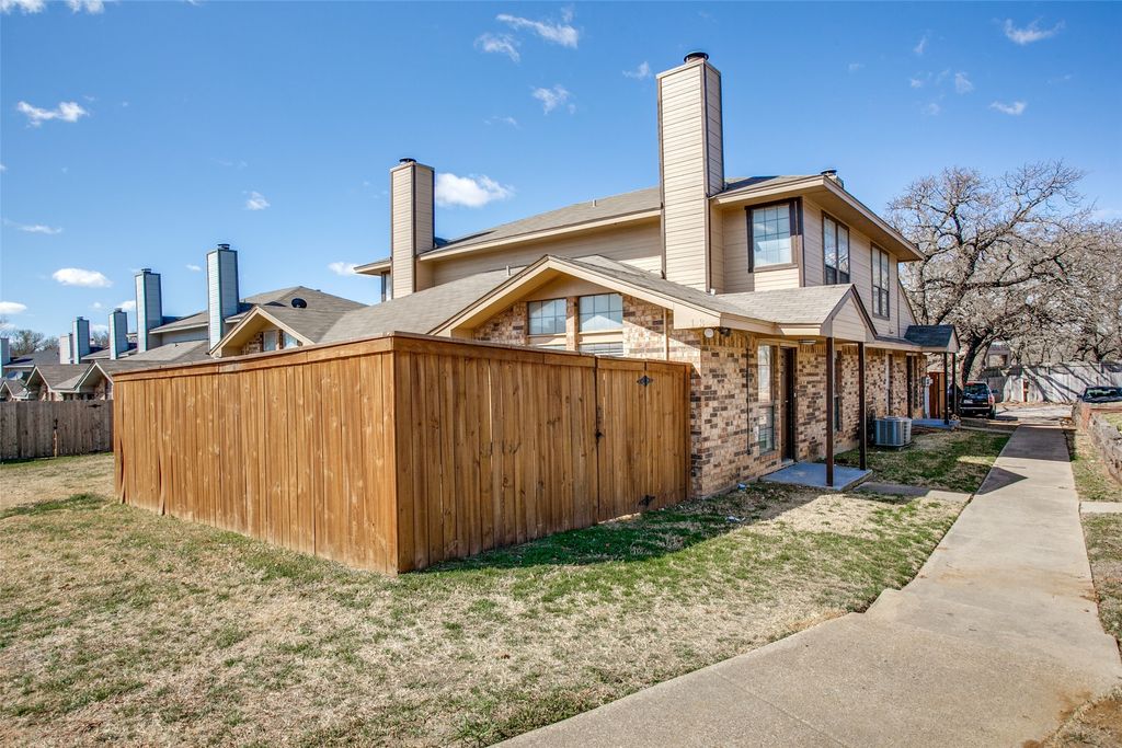 113 Peachtree Court B, Kennedale, TX 76060