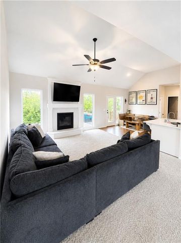 610 E 11th Street, Kearney, MO 64060