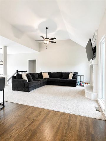 610 E 11th Street, Kearney, MO 64060