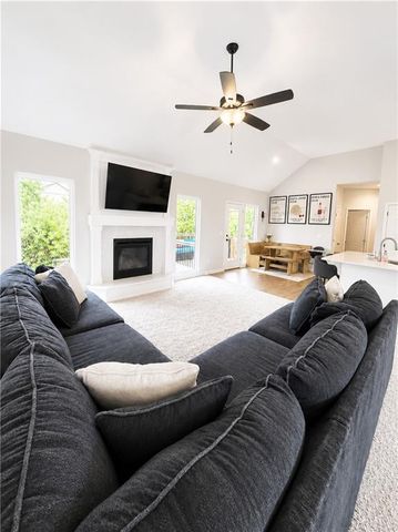 610 E 11th Street, Kearney, MO 64060