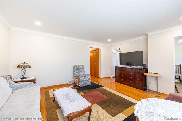 8915 Wormer Avenue, Redford, MI 48239