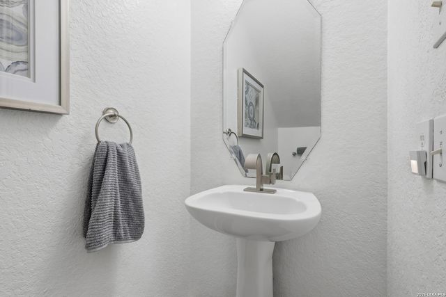 15714 Alamogordo, Helotes, TX 78023