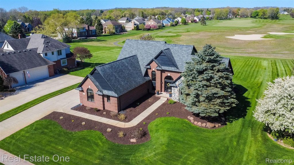 418 Gleneagles, Highland Charter Township, MI 48357