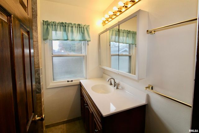 2318 N FLORA Avenue, Peoria, IL 61604