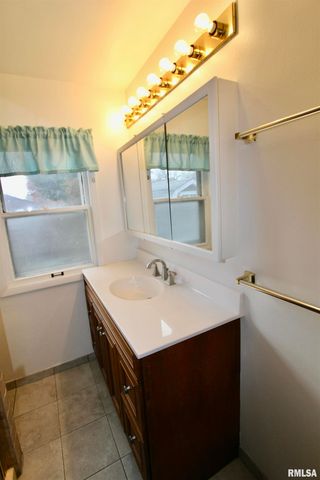 2318 N FLORA Avenue, Peoria, IL 61604