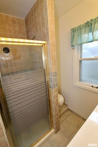 2318 N FLORA Avenue, Peoria, IL 61604