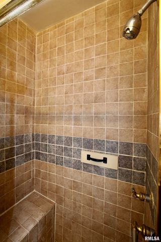 2318 N FLORA Avenue, Peoria, IL 61604