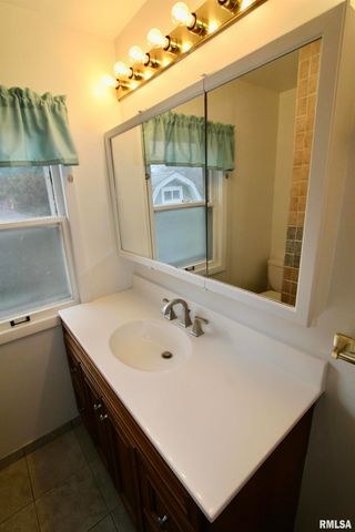 2318 N FLORA Avenue, Peoria, IL 61604