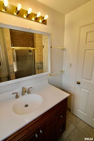 2318 N FLORA Avenue, Peoria, IL 61604