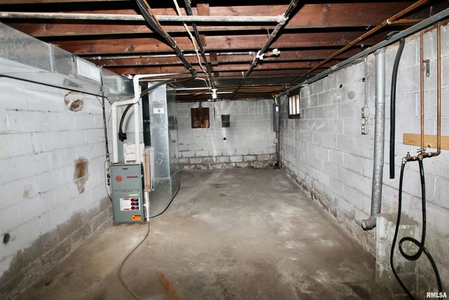 2318 N FLORA Avenue, Peoria, IL 61604