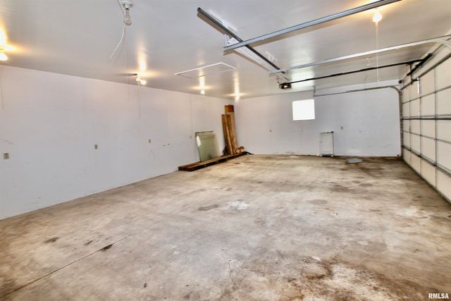 2318 N FLORA Avenue, Peoria, IL 61604