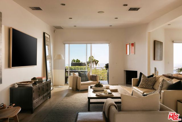8555 Hollywood Boulevard, Los Angeles, CA 90069