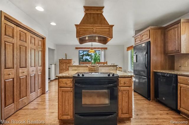 6925 W Church Street, Clarkston, MI 48346