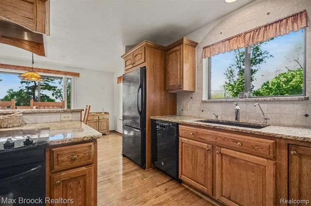 6925 W Church Street, Clarkston, MI 48346