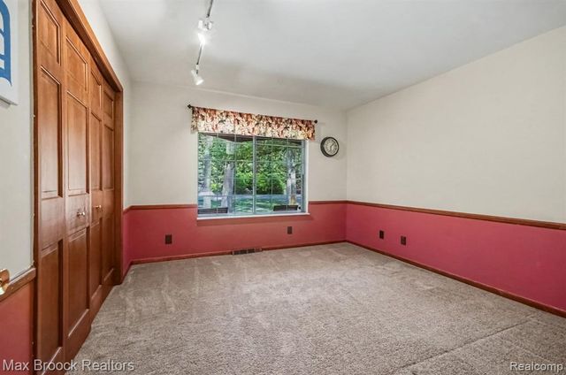 6925 W Church Street, Clarkston, MI 48346