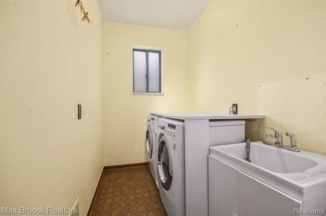 6925 W Church Street, Clarkston, MI 48346