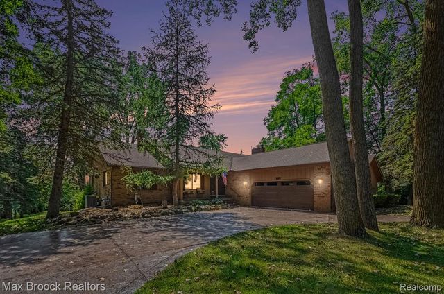 6925 W Church Street, Clarkston, MI 48346